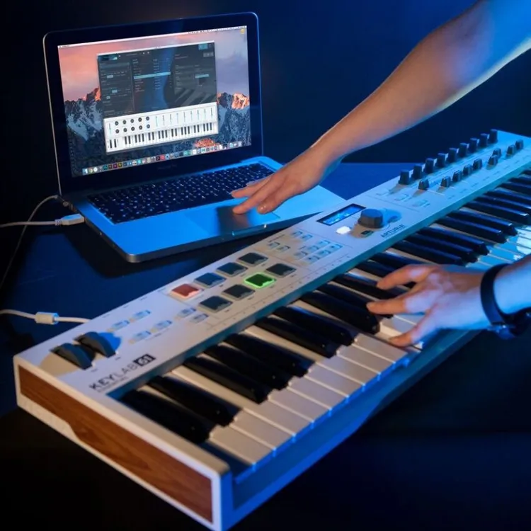 persona tocando controlador MIDI Arturia Keylab 61