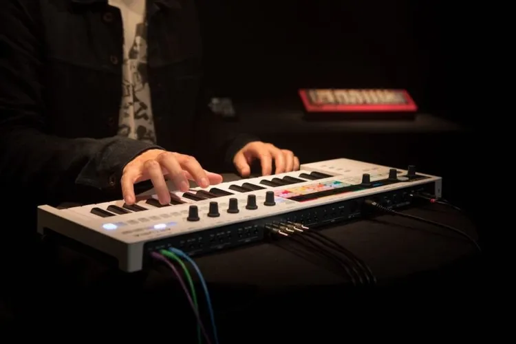 persona tocando controlador midi de 37 teclas Arturia Keystep pro pro