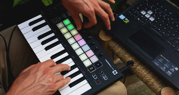 controlador midi mini Novation Launchkey Mini mk3 de 25 teclas con portatil y persona